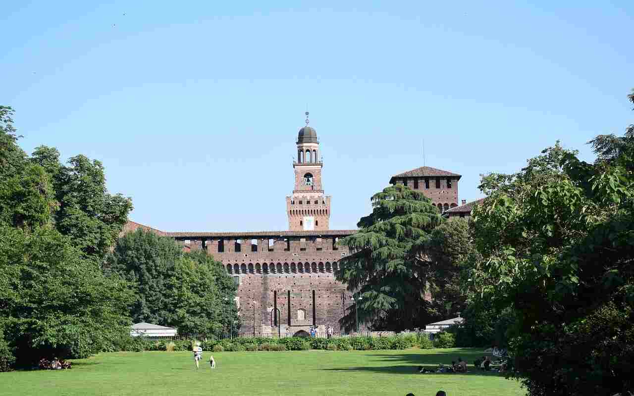 anziano-precipita-da-un-palazzo-vicino-castello-sforzesco