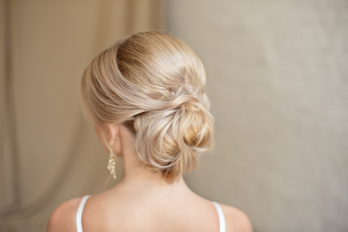 Chignon basso: pettinato, tirato, matrimonio