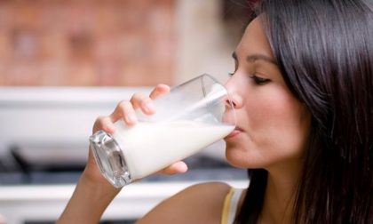 Il latte fa ingrassare? Meglio quello di origine animale o vegetale? Tutte le risposte