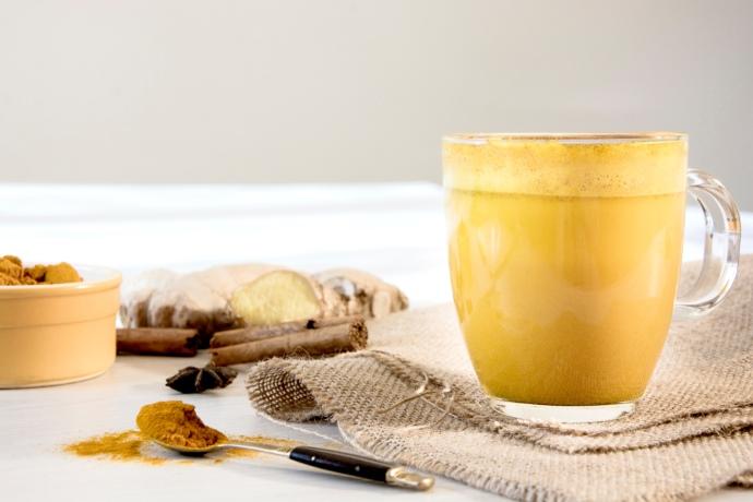 Tisana curcuma, a cosa serve? Benefici, indicazioni, controindicazioni, quando prenderla