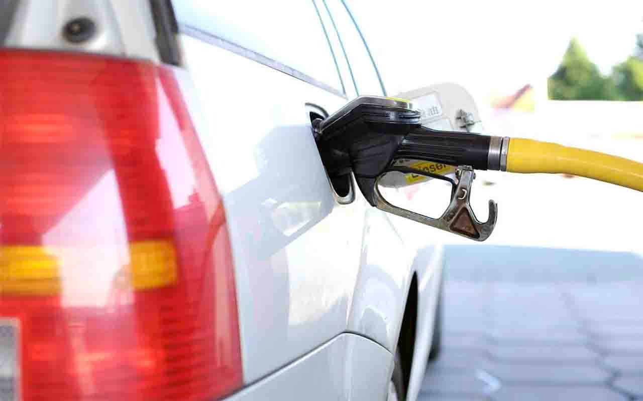 Prezzi benzina fonte pixabay