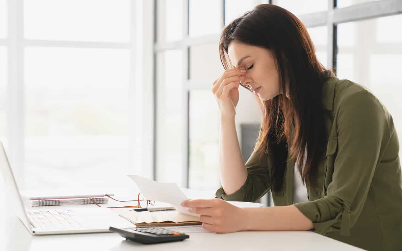 ragazza stressata bollette