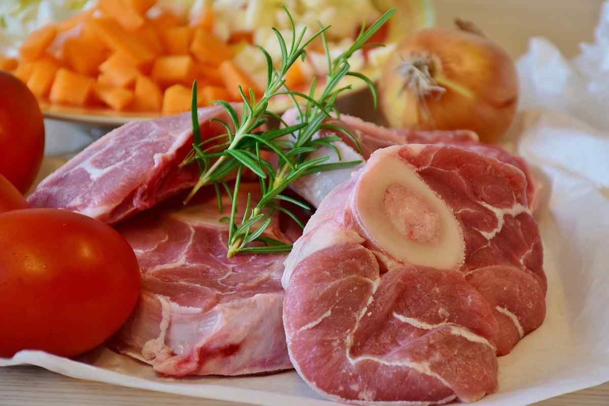 Carne di ossobuco cruda e rosmarino