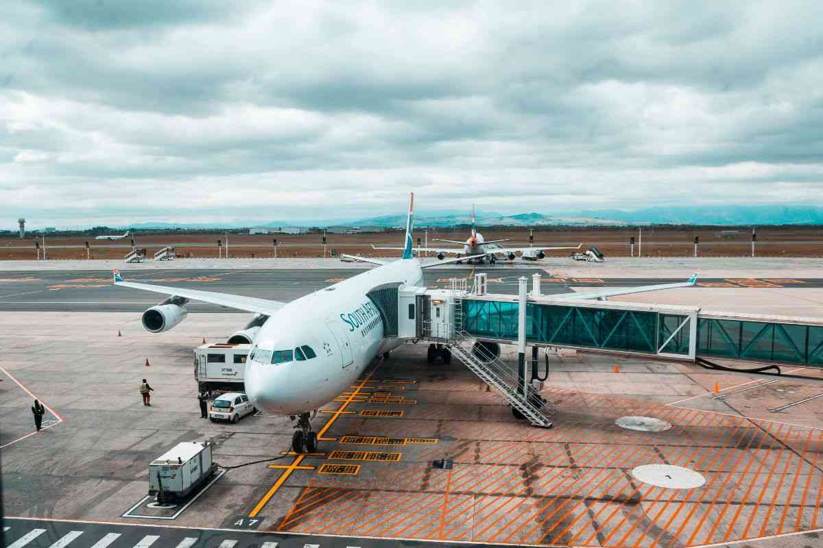 Jet A dagli Usa, l’Europa apre al cherosene americano: cosa cambia davvero per i voli