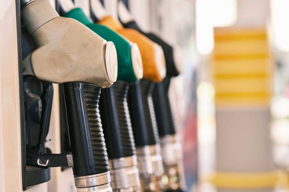 Carburanti, il governo prolunga il taglio delle accise: ma l’emergenza energia pesa già su famiglie e imprese