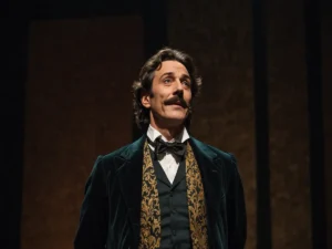 La Commedia Perfetta di Wilde: 'L'Importanza di Chiamarsi Ernesto' in Scena al Teatro Civico Roberto de Silva
